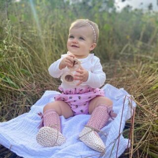 Isn’t she adorable ❤️ @arla.vae #babygirl #handmadeinuk #leatherbabyshoes #babyshoes #polkadots #cute