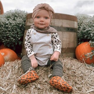 Baby Sage looking so sweet and stylish . I love Autumn ? the colours and the pumpkins ! Thanks for the photo @milo_and_sage #autumn #pumpkin #babyshoes #babysofinstagram